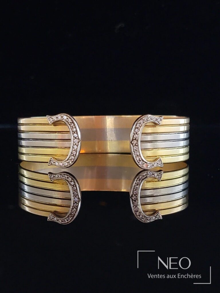 Bracelet jonc Cartier double C en ors jaune et gris avec motifs sertis de diamants