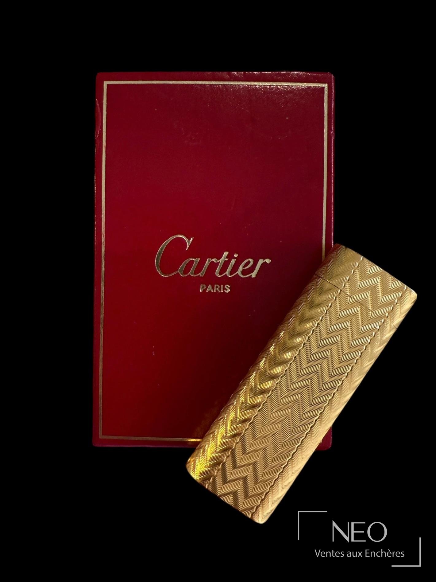 Cartier briquet en métal doré à décor de chevrons avec écrin