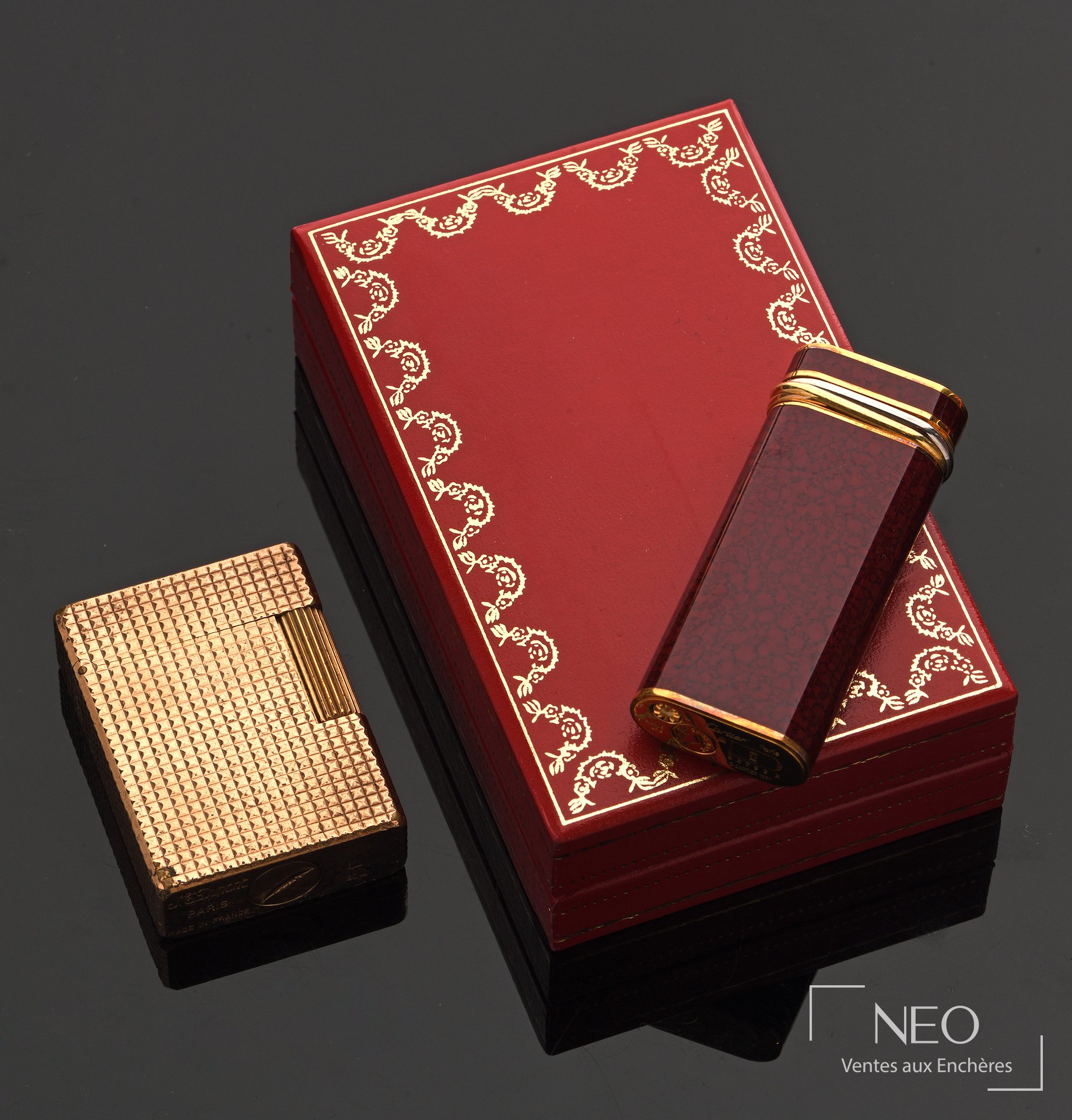 Cartier briquet Must Trinity en métal plaqué or et laque rouge