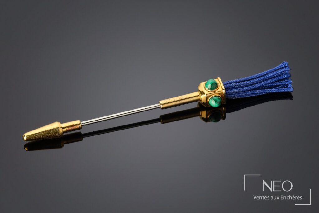 Broche Cartier en vermeil avec cabochons de malachite et fils bleus