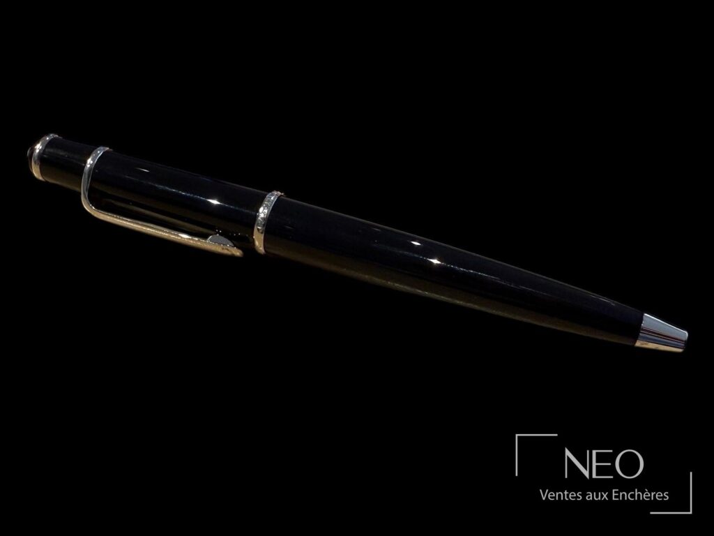 Stylo bille Cartier ligne Diabolo en résine noire avec attributs palladium