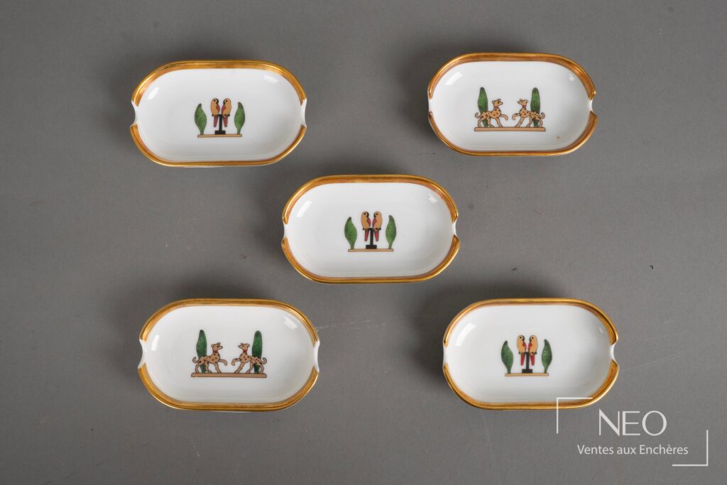 Suite de cinq cendriers Cartier en porcelaine de Limoges