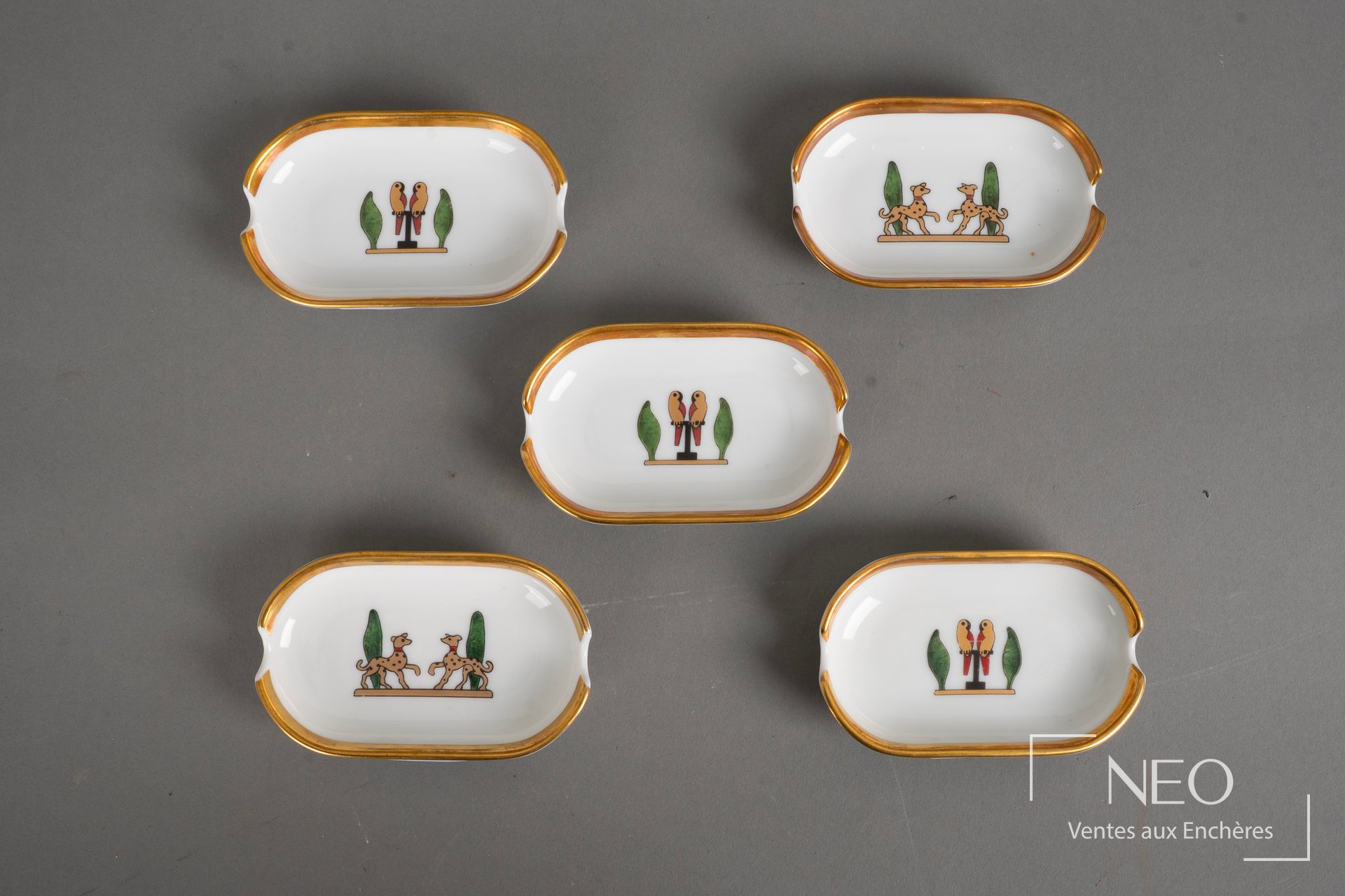 Suite de cinq cendriers Cartier en porcelaine de Limoges