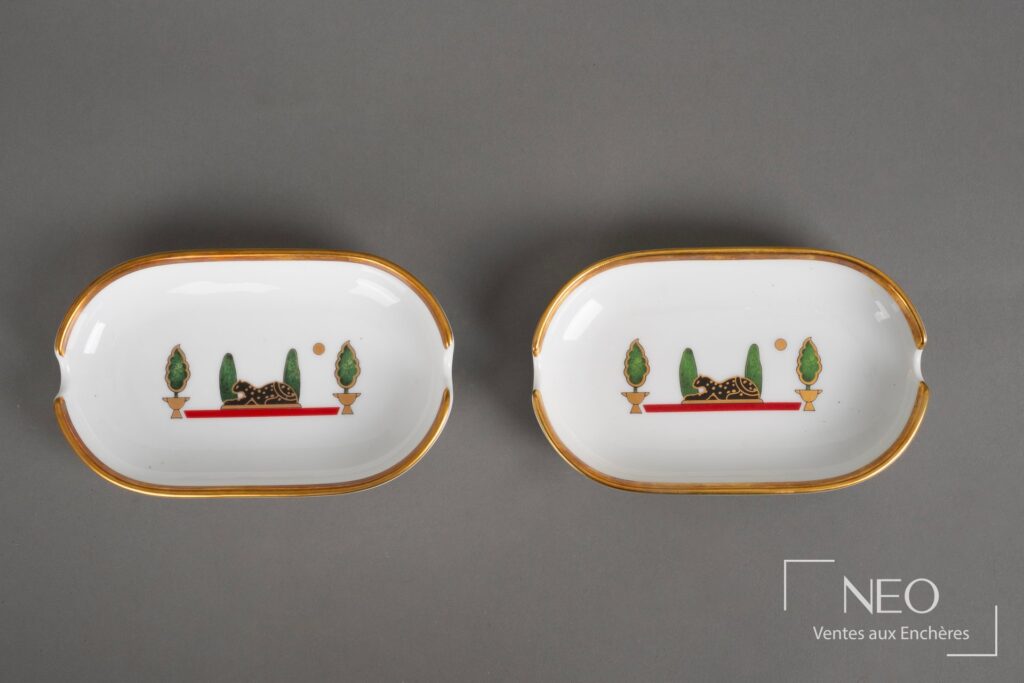 Deux cendriers Cartier en porcelaine blanche à décor de panthère