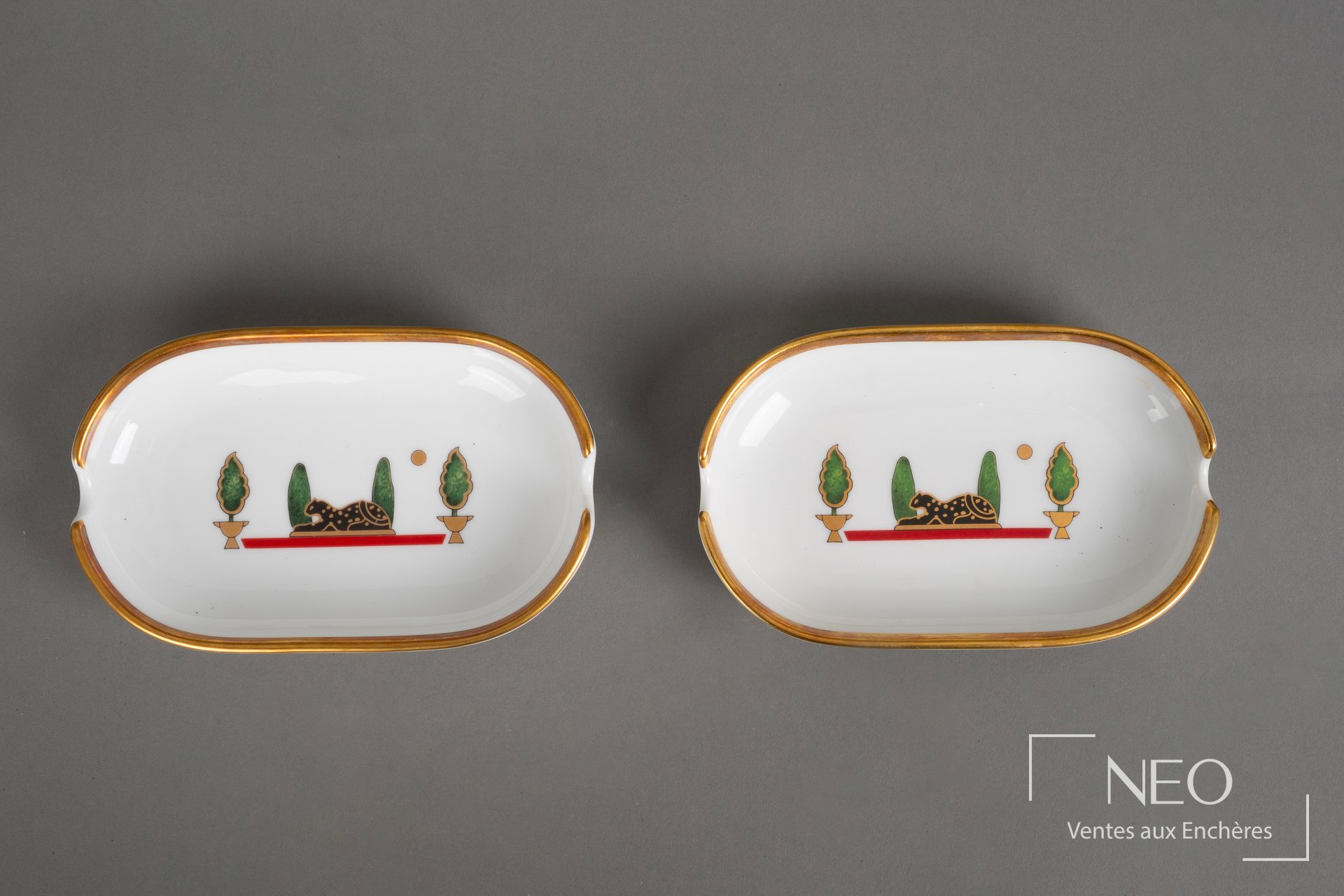 Deux cendriers Cartier en porcelaine blanche à décor de panthère