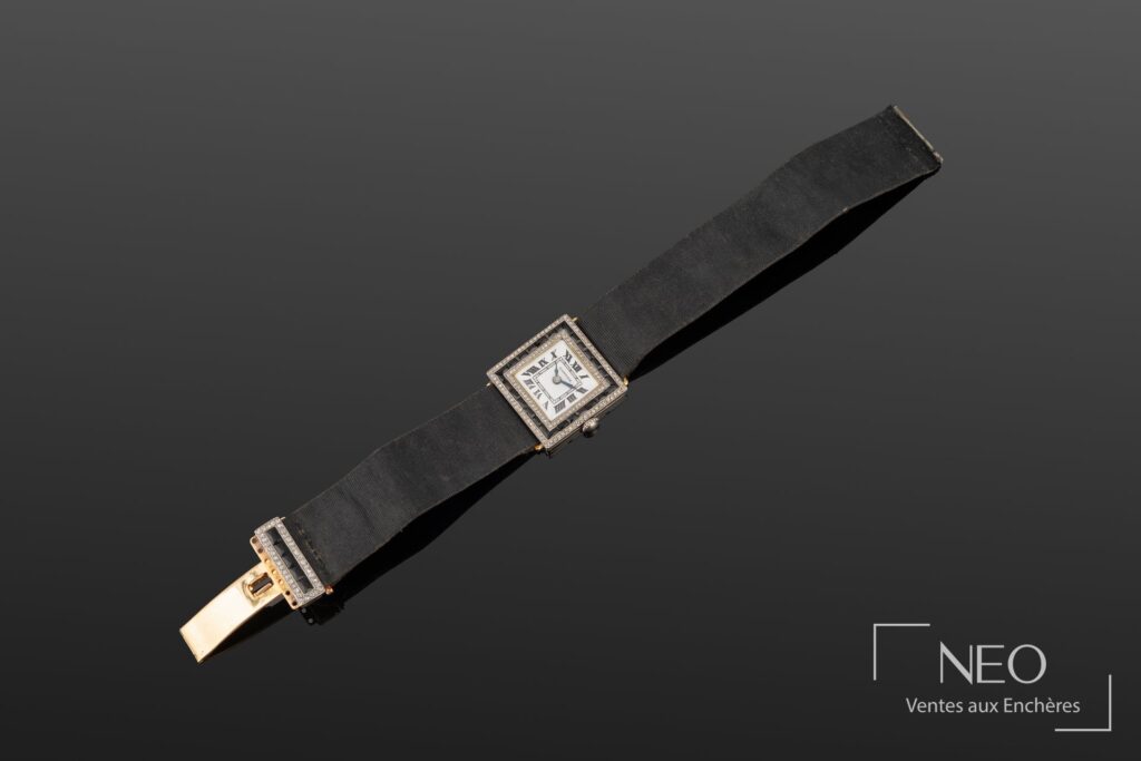 Montre Cartier carrée Art Deco sur bracelet tissu noir