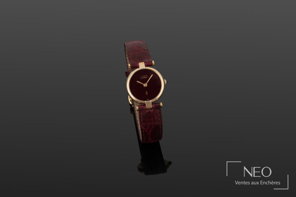 Montre Cartier Must de Cartier Vendôme de dame au cadran rouge laqué et bracelet cuir rouge