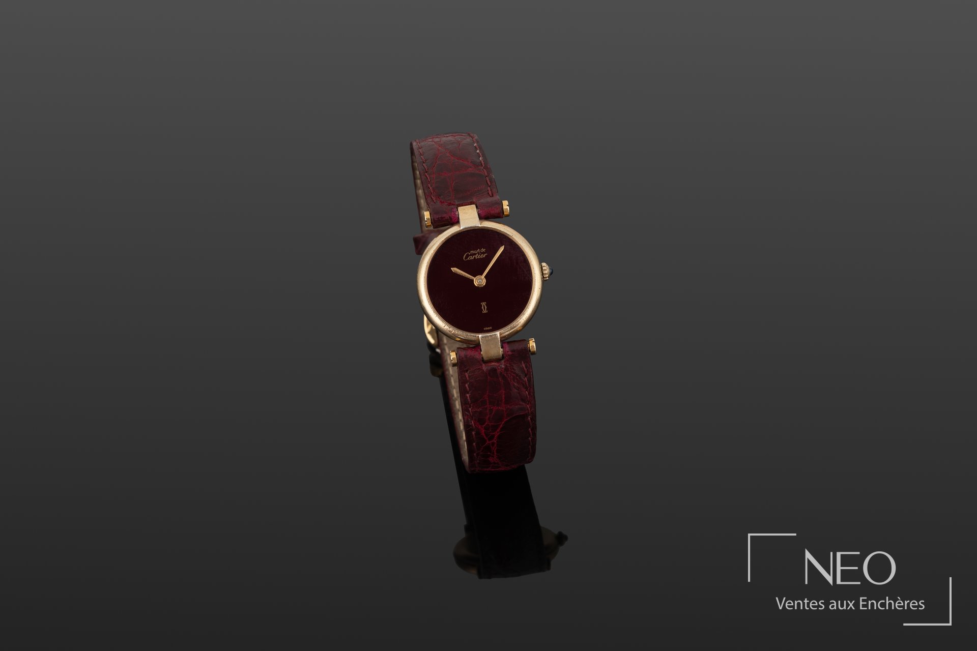 Montre Cartier Must de Cartier Vendôme de dame au cadran rouge laqué et bracelet cuir rouge