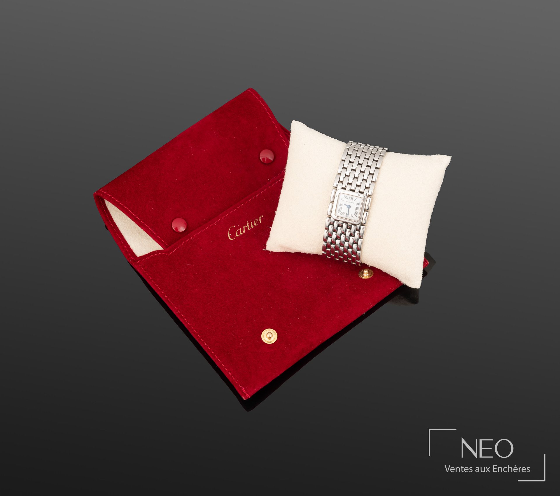 Montre Cartier Panthère Ruban sur pochette rouge Cartier et coussin blanc