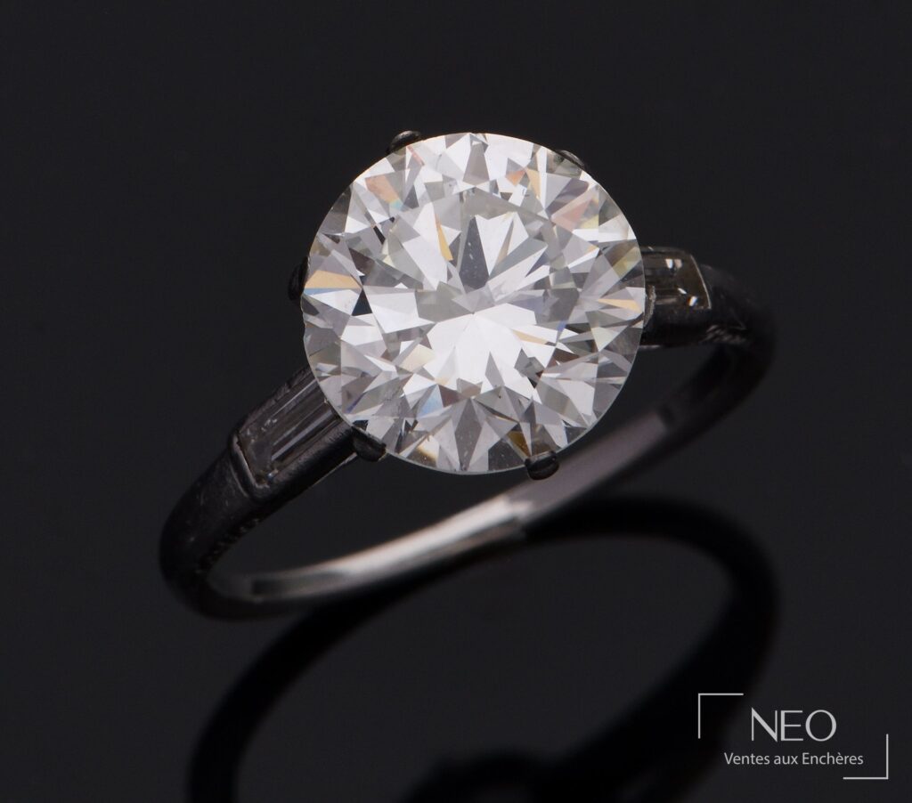 Solitaire Cartier Paris en platine avec diamant rond et baguettes latérales
