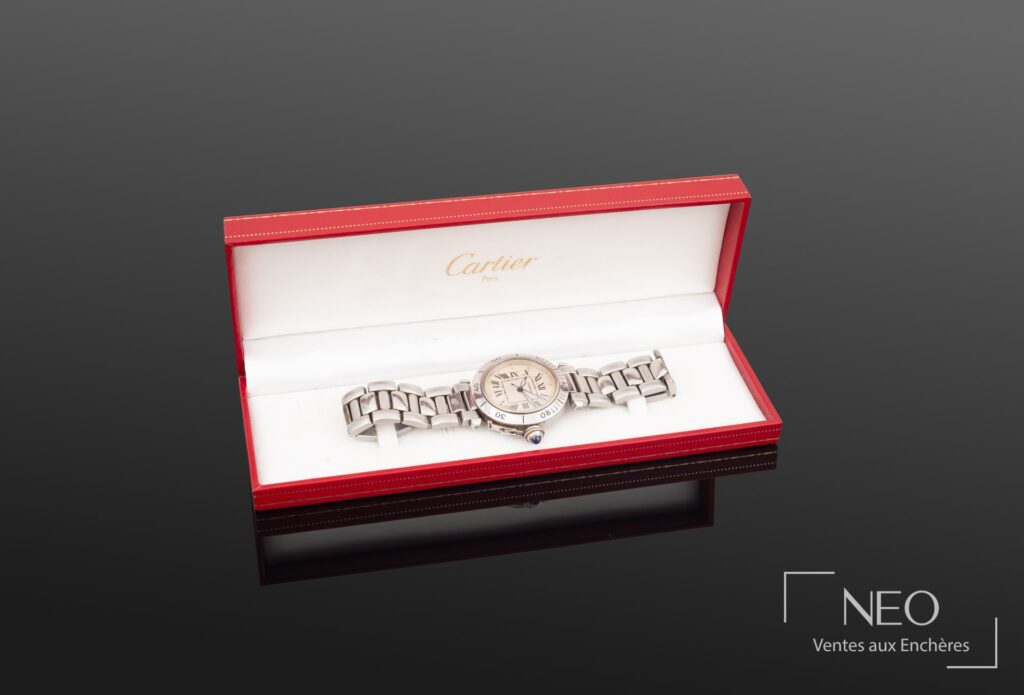 Montre Cartier Pasha en acier présentée dans son écrin rouge signé Cartier