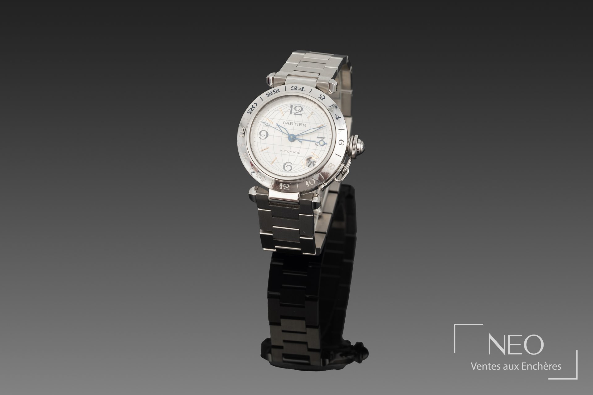 Montre Cartier Pasha GMT en acier vue de face