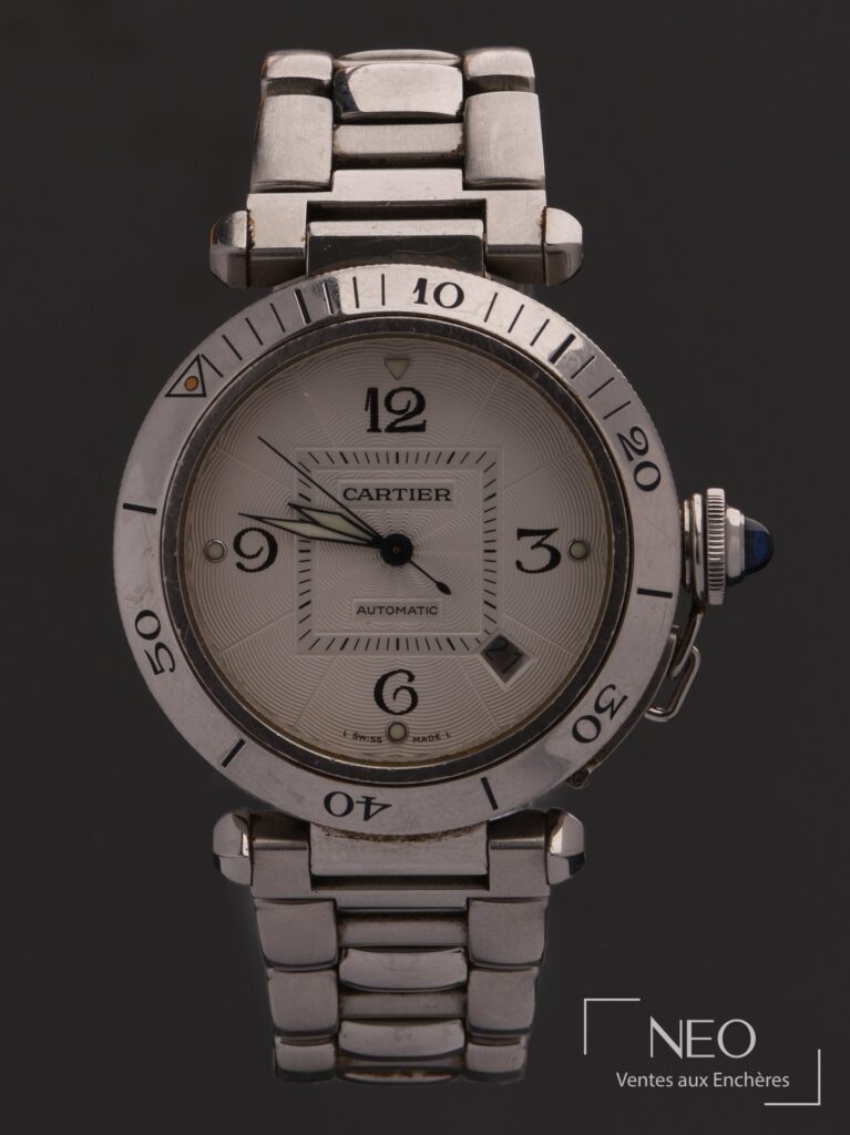 Montre Cartier Pasha en acier vue de face