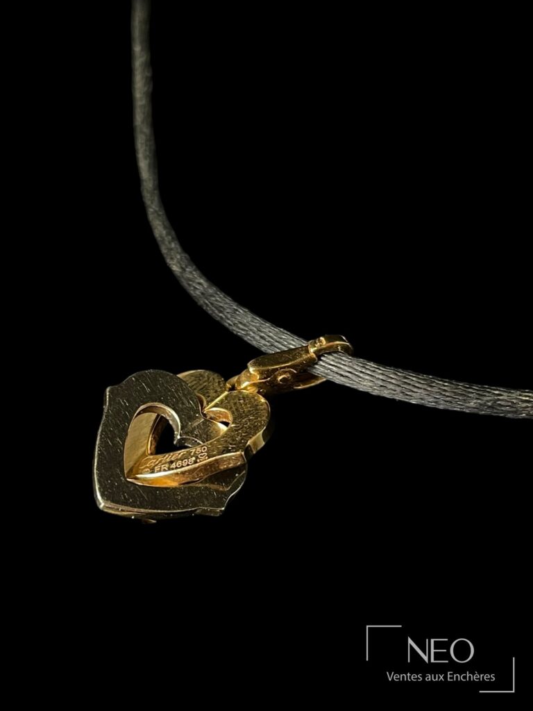 Pendentif Cartier deux cœurs en or jaune et gris 18 carats avec signature visible