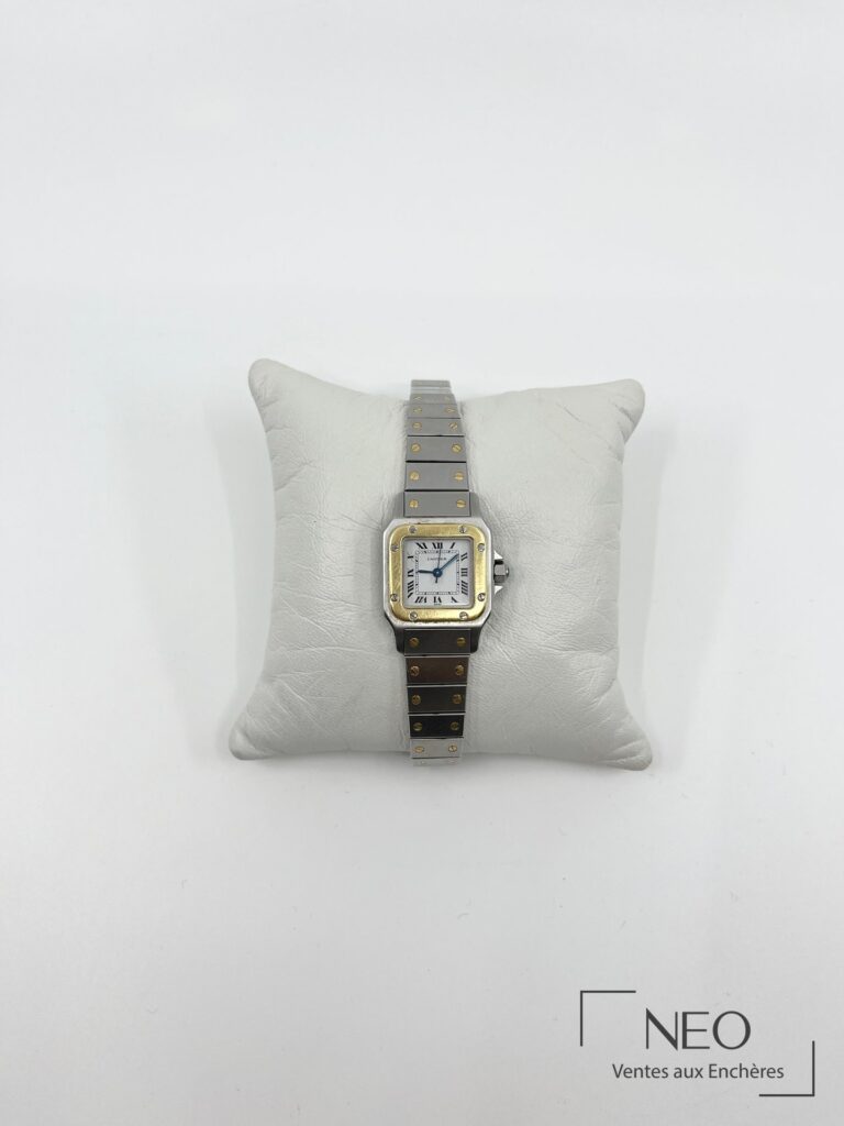 Montre Cartier Santos de face sur coussin blanc