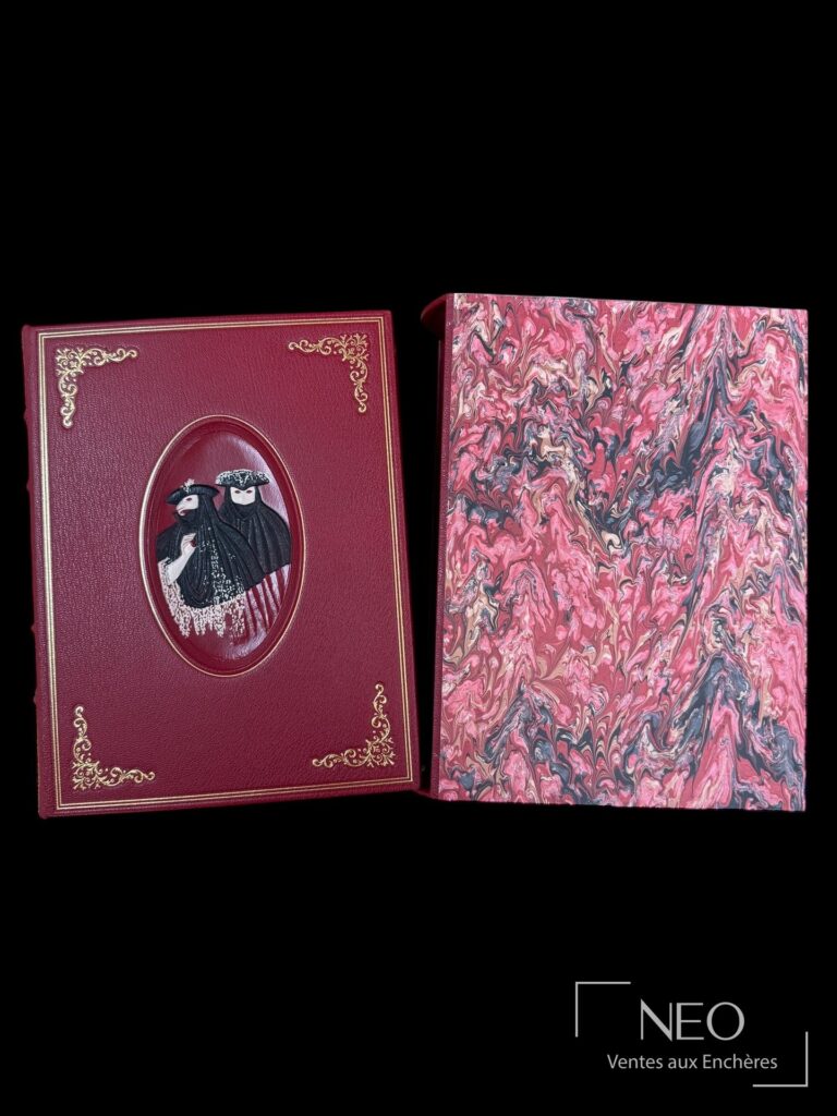 Livre relié en maroquin rouge avec décor doré et médaillon central sur le premier plat
