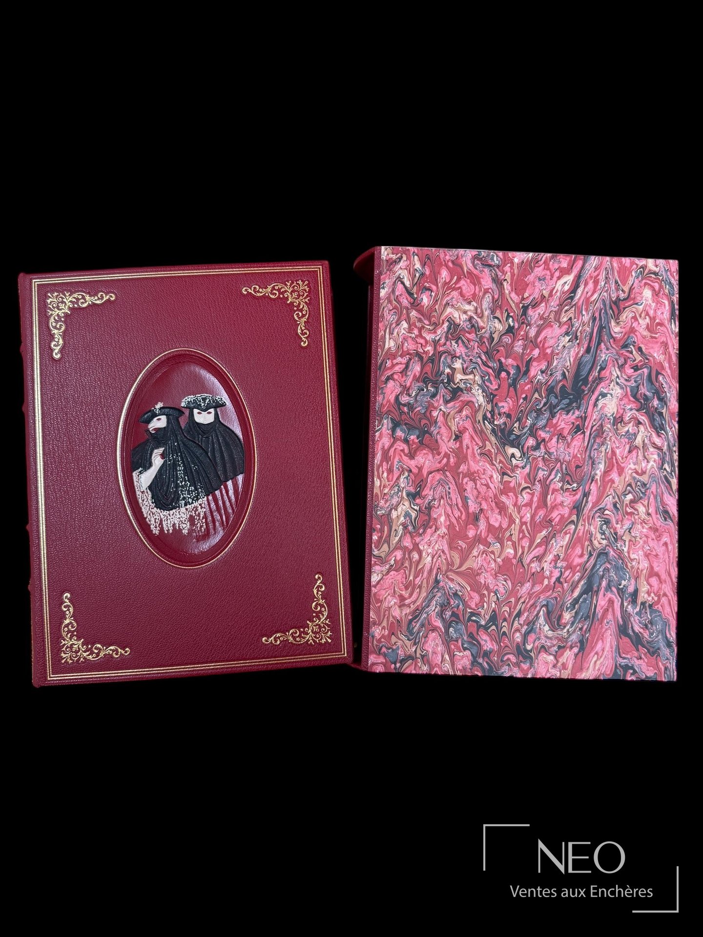 Livre relié en maroquin rouge avec décor doré et médaillon central sur le premier plat