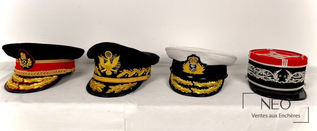 Ensemble de quatre casquettes brodées avec insignes et galons dorés