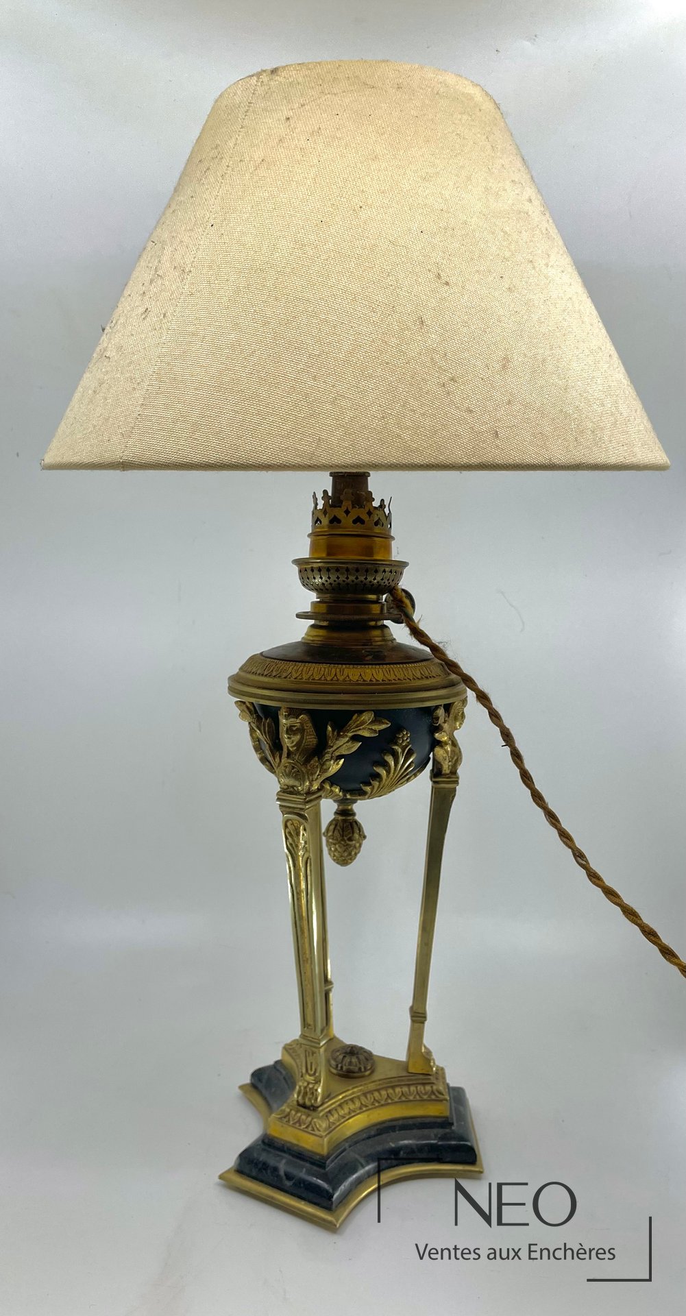 Cassolette Empire montée en lampe avec abat-jour et base en marbre