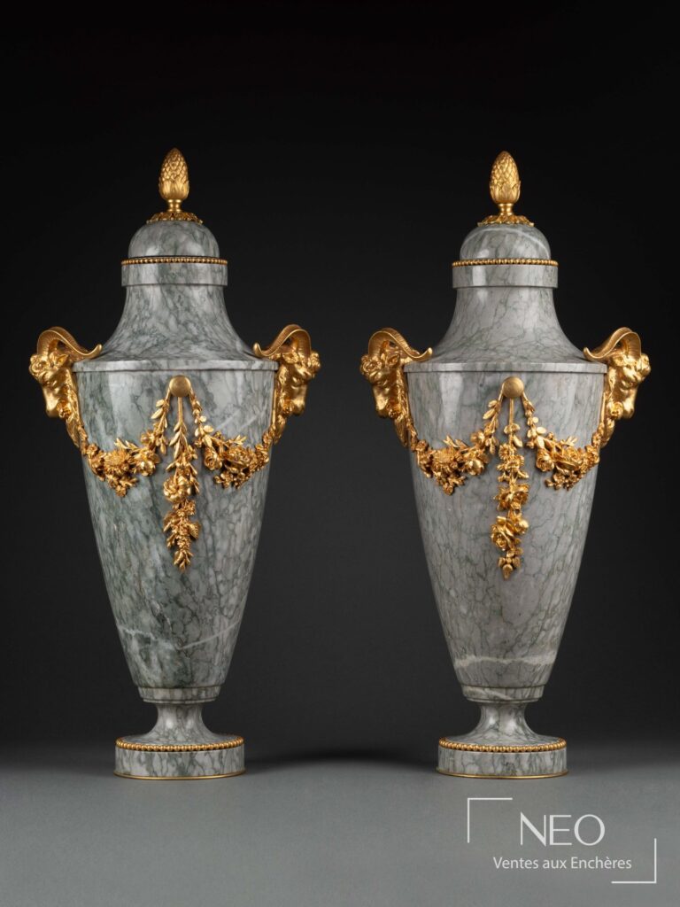 Paire de cassolettes en marbre gris veiné avec bronzes dorés et couvercles à pomme de pin