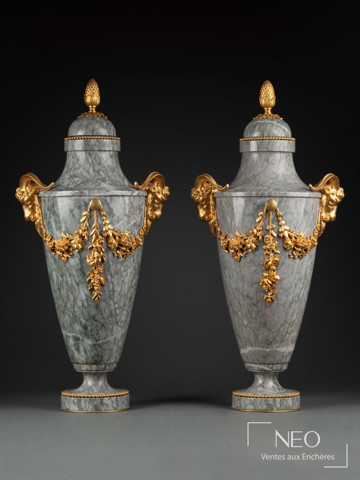 Paire de cassolettes en marbre gris veiné avec bronzes dorés et couvercles à pomme de pin