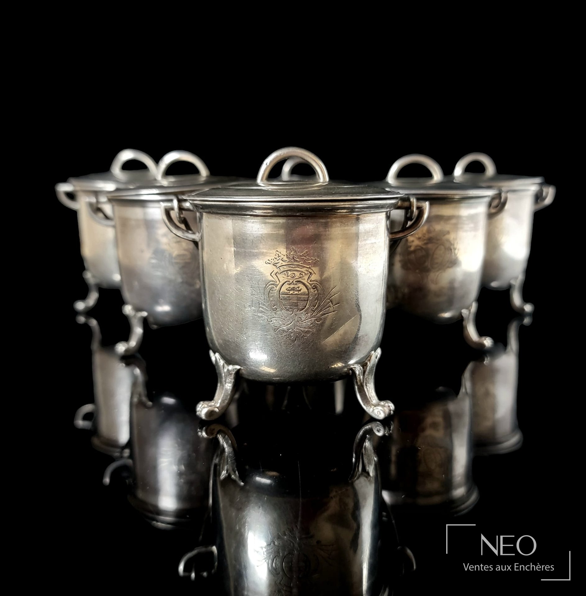 Six cassolettes tripodes en argent sur fond noir