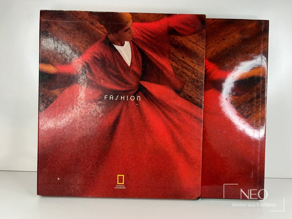 Couverture illustrée rouge de Fashion de Cathy Newman avec logo National Geographic