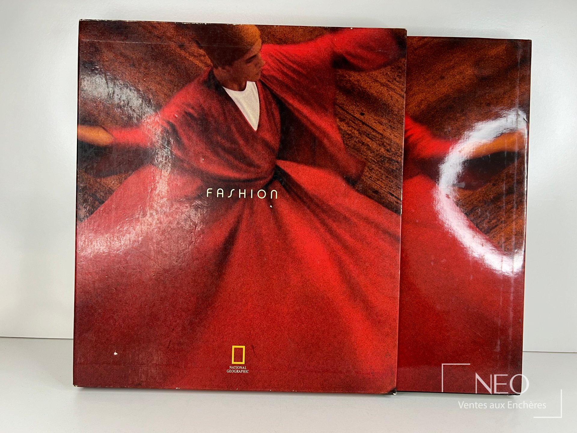 Couverture illustrée rouge de Fashion de Cathy Newman avec logo National Geographic