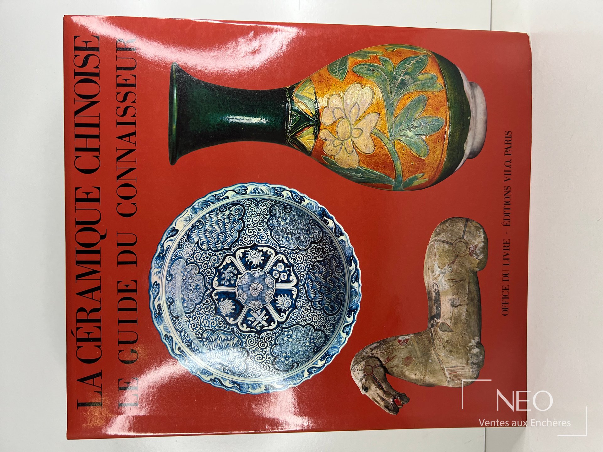 Couverture rouge du livre La céramique chinoise avec illustrations de céramiques chinoises