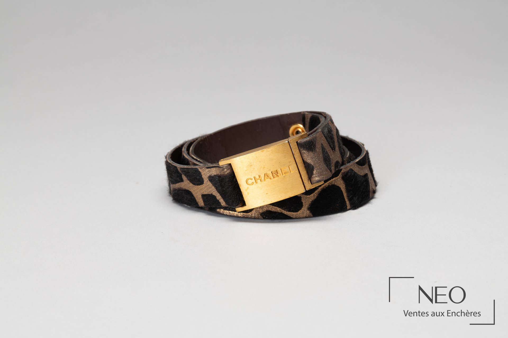 Ceinture Chanel en chèvre tachetée avec boucle rectangulaire dorée.