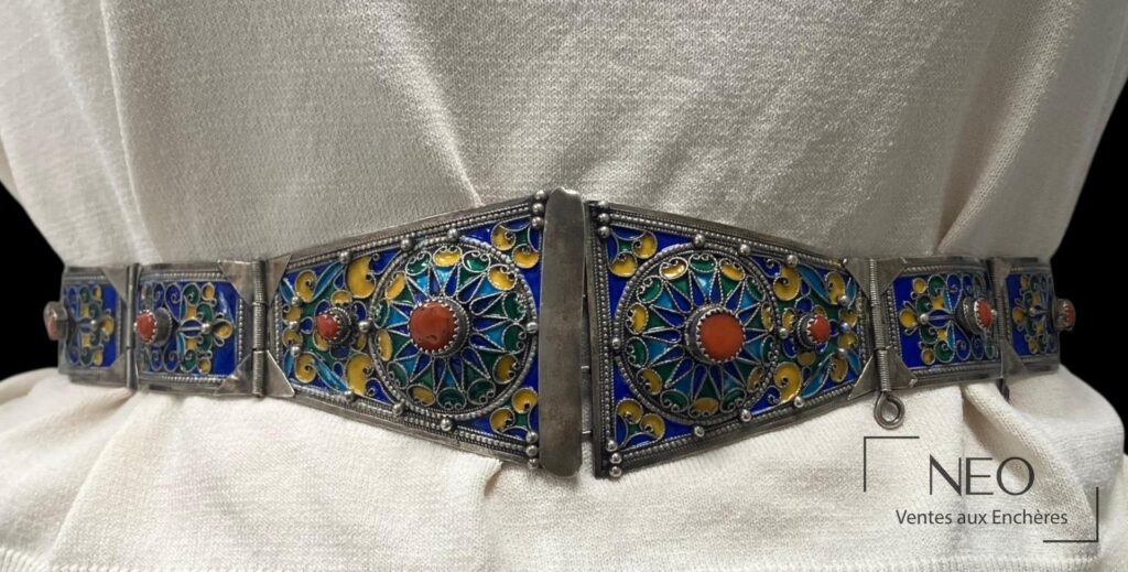 Ceinture kabyle articulée en argent émaillé et corail