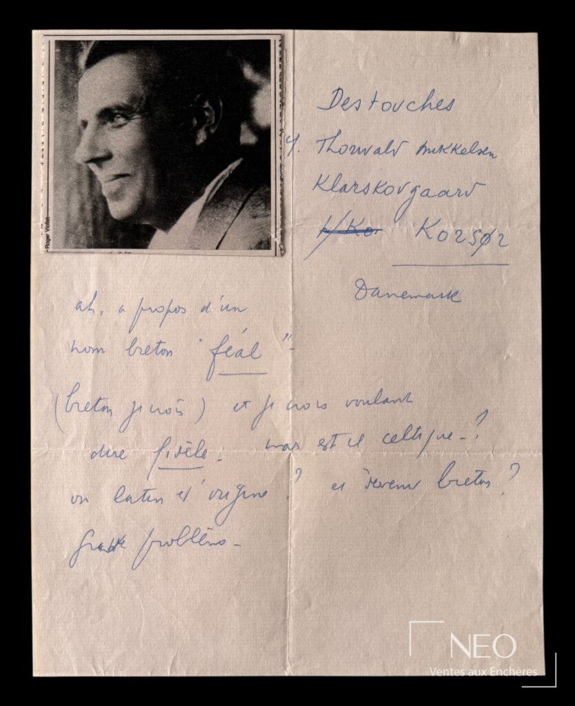Feuillet autographe de Céline avec texte manuscrit et photographie collée en haut à gauche.