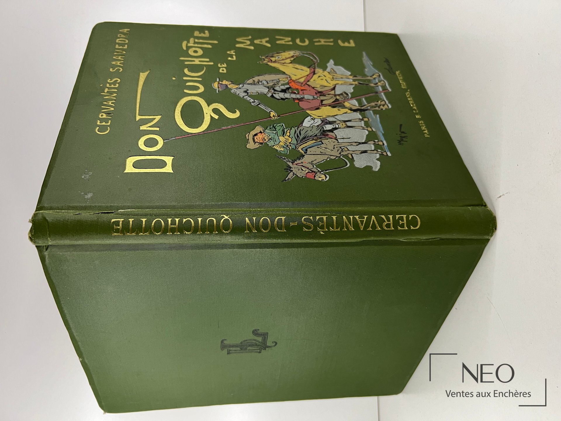 Couverture verte illustrée de Don Quichotte de la Manche avec titre doré