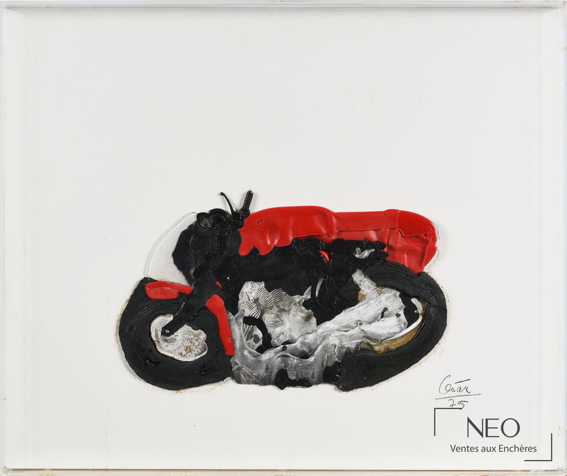 Compression de motos de César sous plexiglass