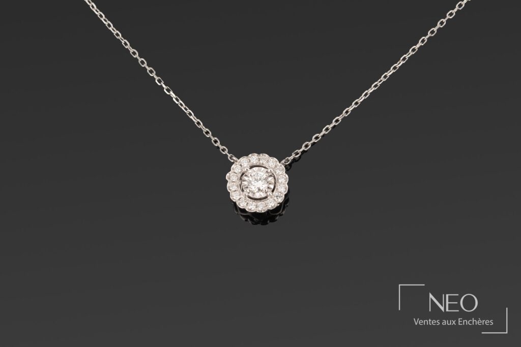 Chaîne de cou en or gris avec pendentif circulaire serti de diamants sur fond sombre