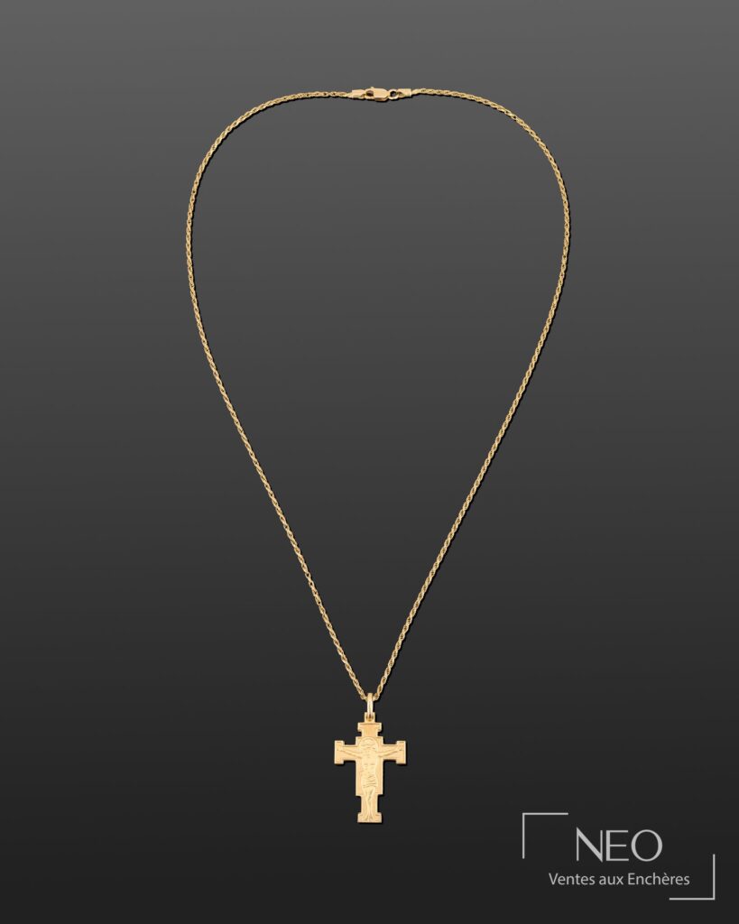 Chaîne en or jaune avec pendentif croix représentant le Christ en croix