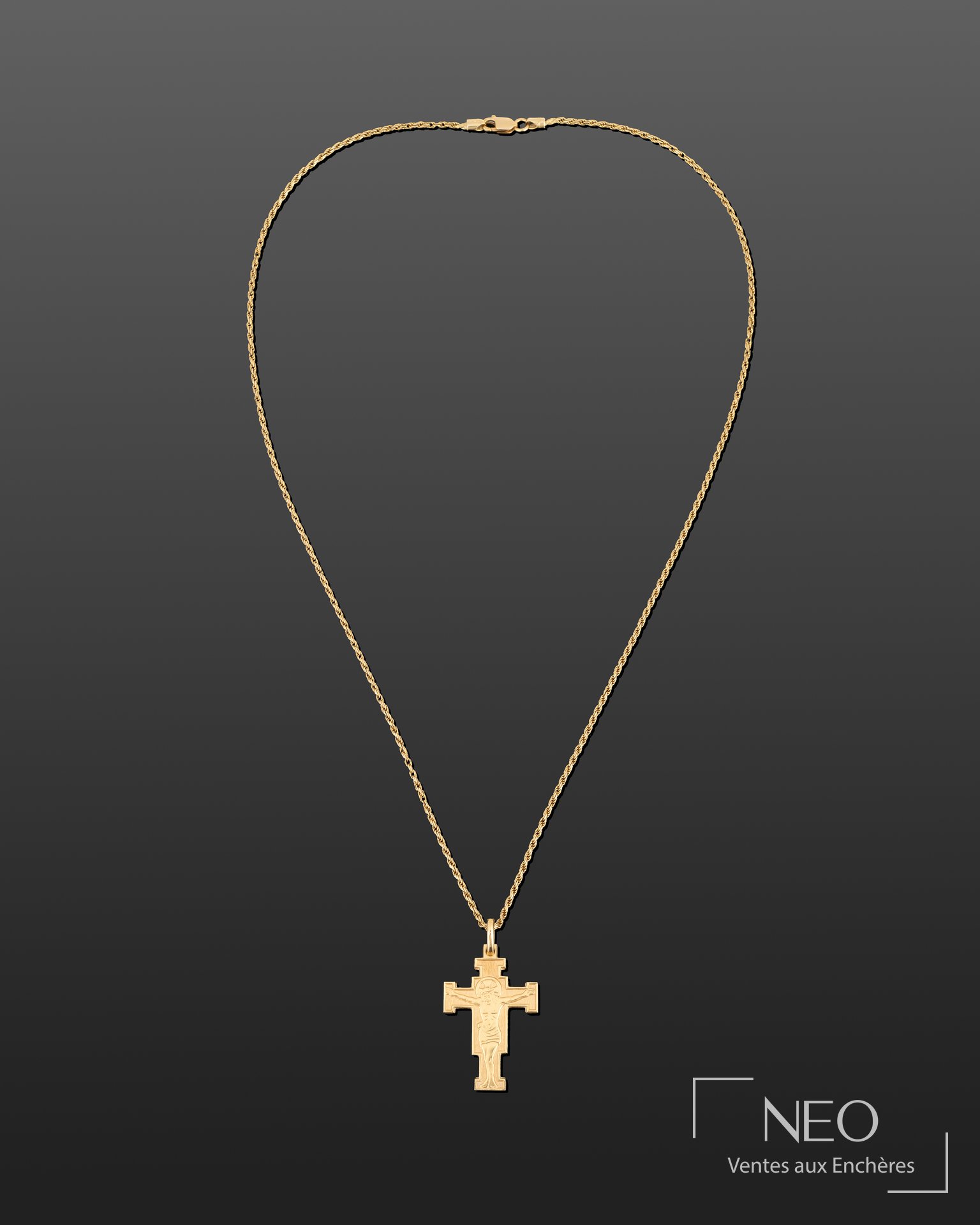 Chaîne en or jaune avec pendentif croix représentant le Christ en croix