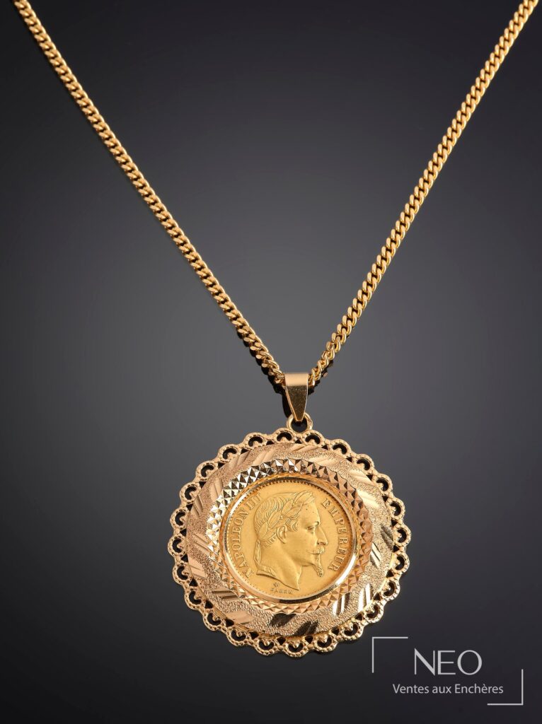 Chaîne de cou en or jaune avec pièce de 20 francs Napoléon III montée en pendentif