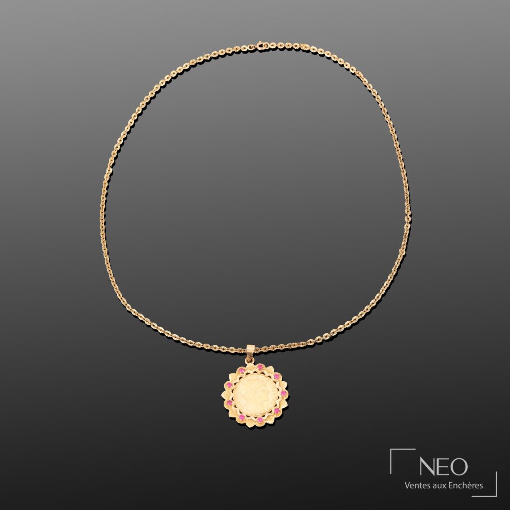 Chaîne en or jaune avec pendentif orné d'une pièce et de pierres roses