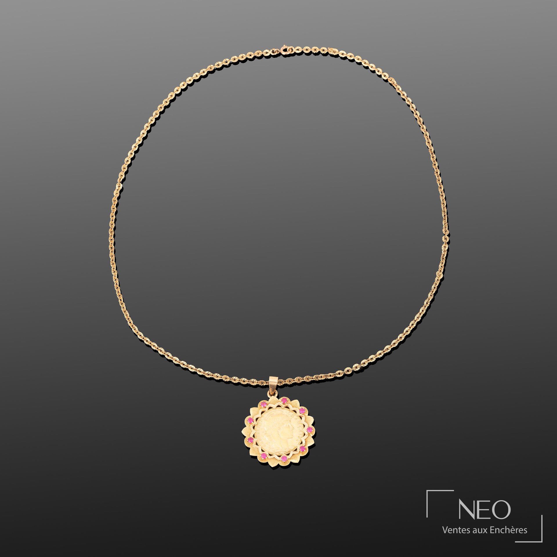 Chaîne en or jaune avec pendentif orné d'une pièce et de pierres roses
