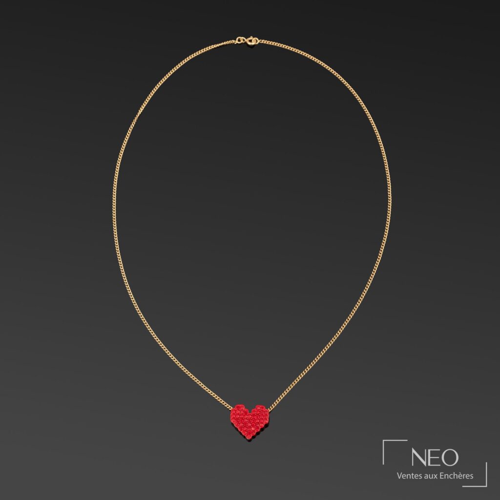 Chaîne de cou en or jaune avec pendentif cœur rouge