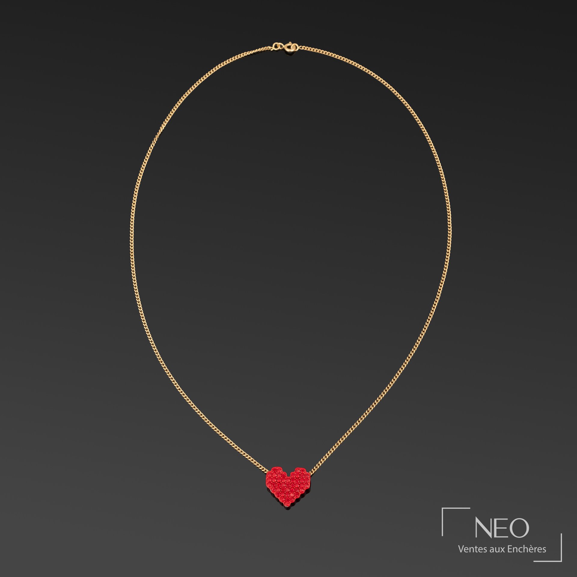 Chaîne de cou en or jaune avec pendentif cœur rouge