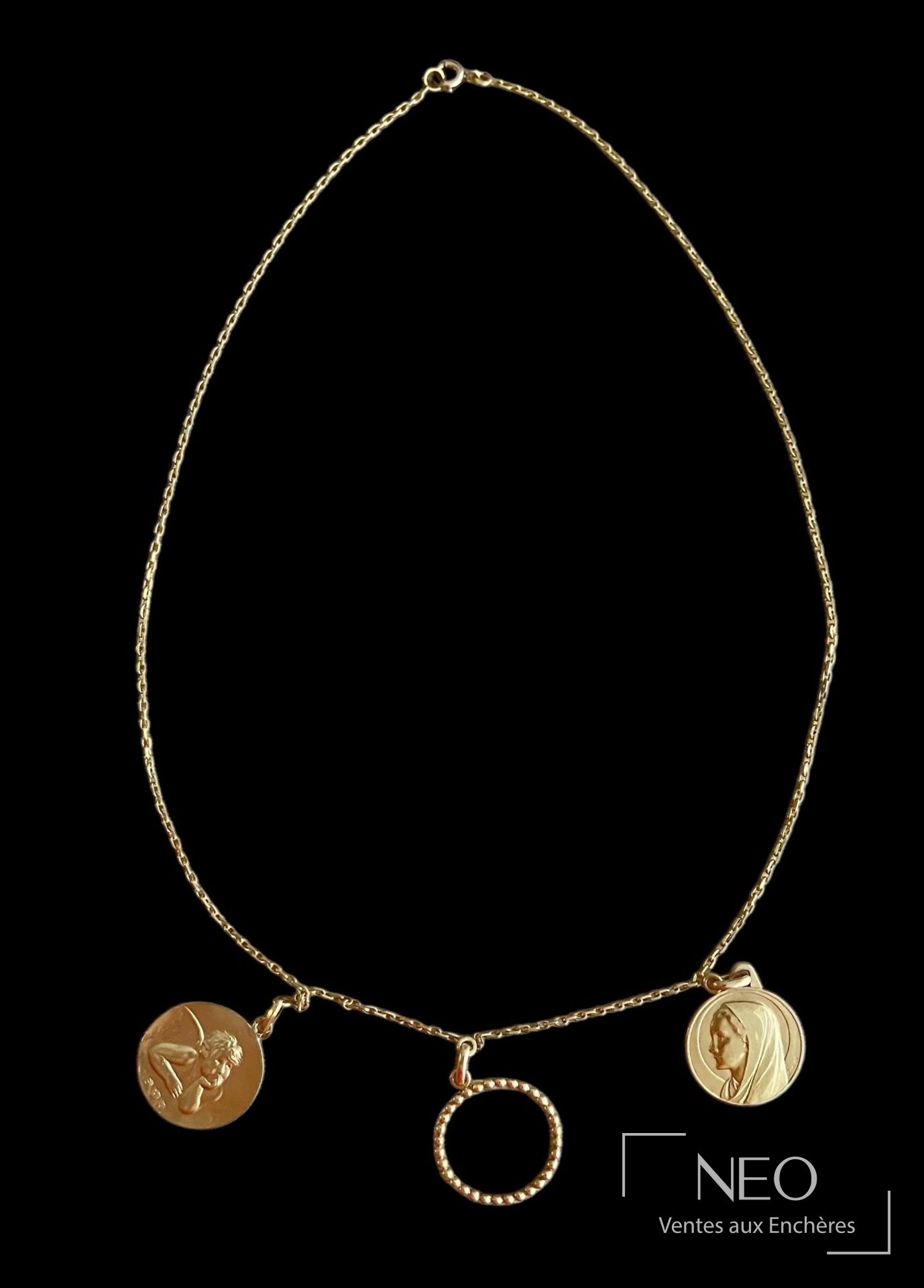 Chaîne de cou en or jaune avec deux médailles et un pendentif circulaire