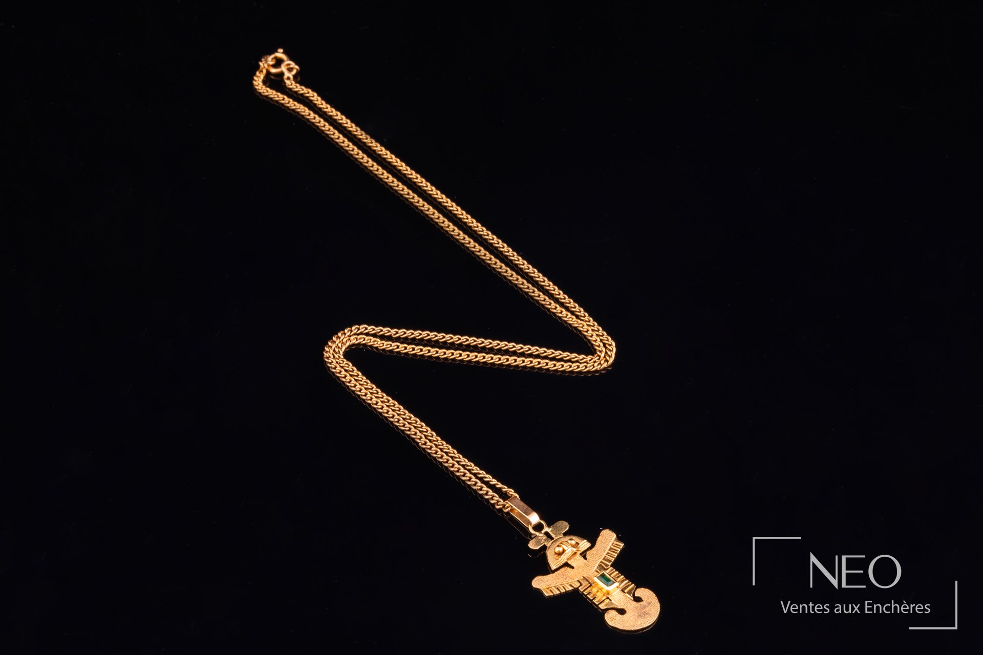 Ensemble chaîne de cou en or jaune avec pendentif mexicain sur fond noir