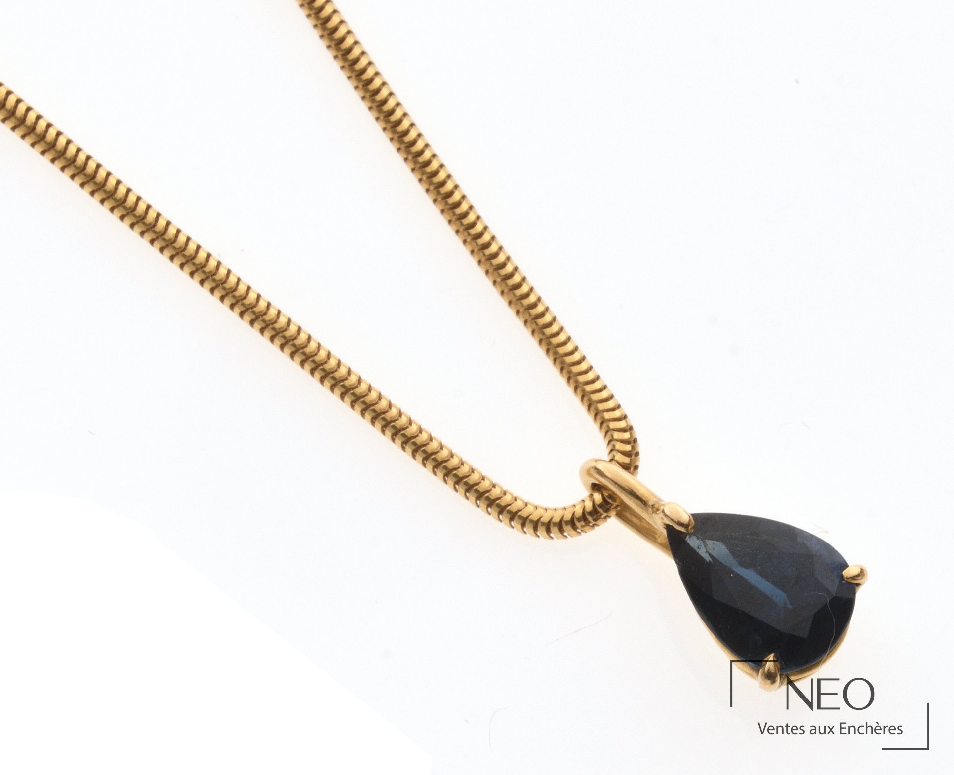 Chaîne de cou en or jaune 18 carats avec pendentif pierre bleue