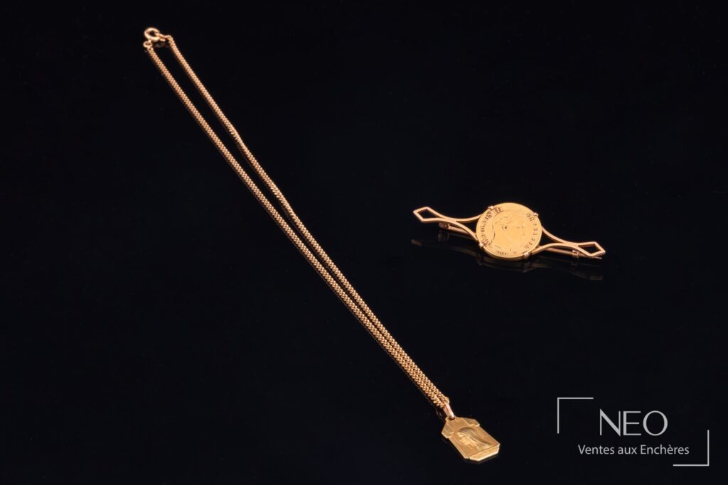 Ensemble d'une chaîne de cou et d'une médaille de baptême sur fond noir