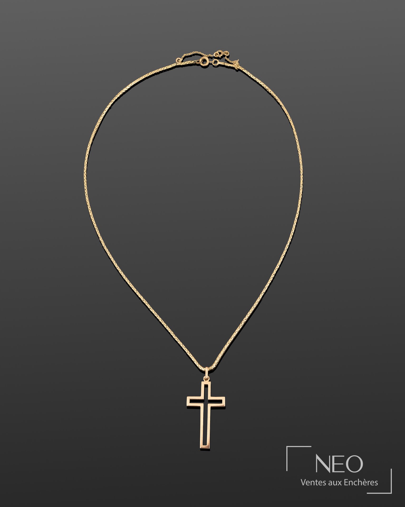 Chaîne de cou en or jaune avec pendentif croix ajouré