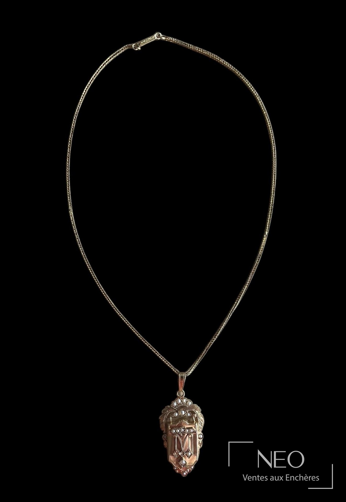 Chaîne de cou en or jaune avec pendentif porte-photo orné de perles blanches