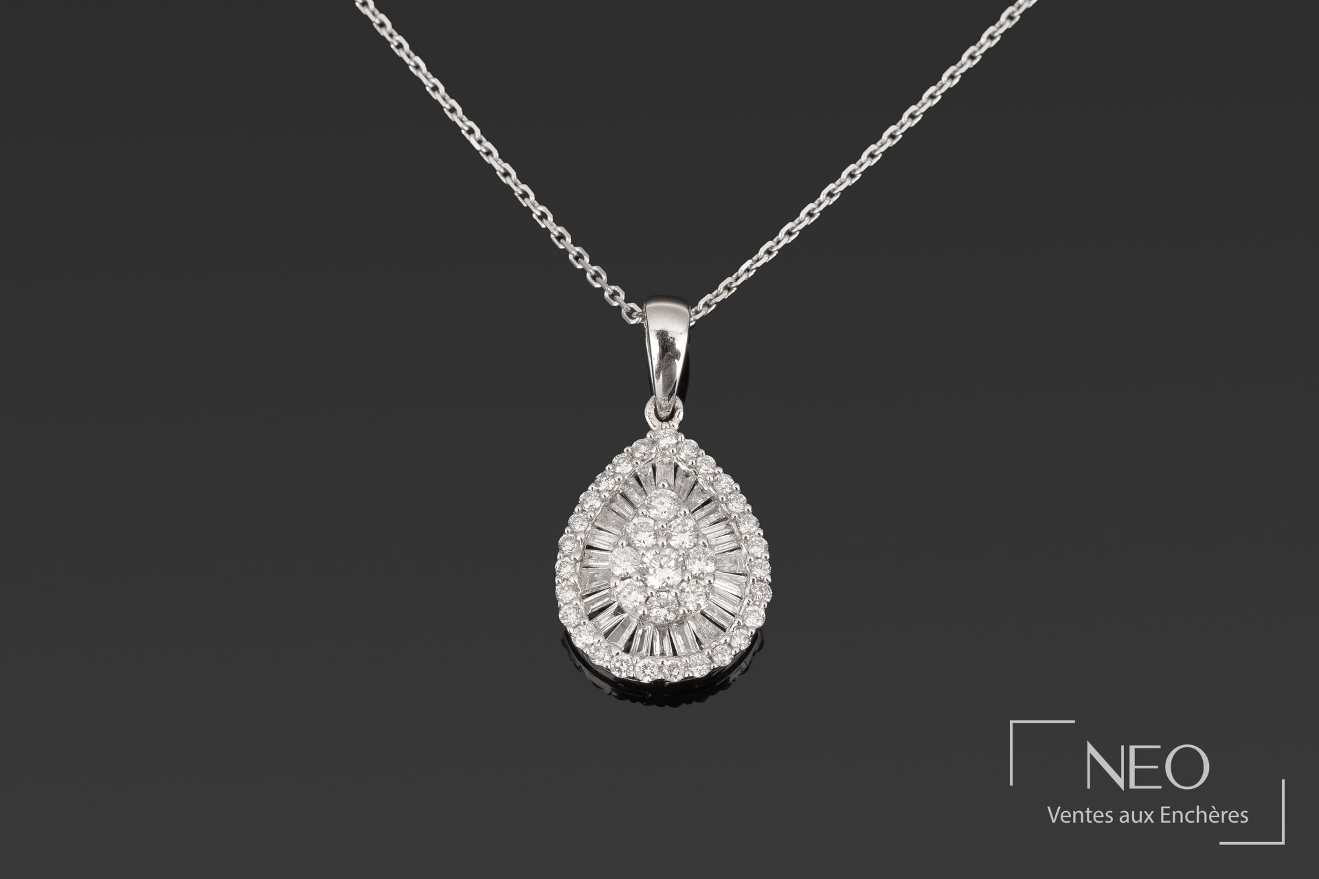 Chaîne de cou en or gris avec pendentif goutte serti de diamants sur fond gris