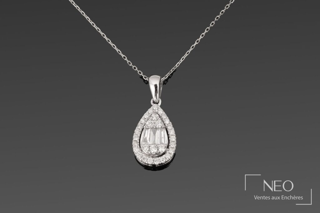 Chaîne de cou en platine avec pendentif poire serti de diamants
